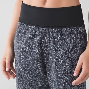 Lululemon Om Pant Flower Black White / Black